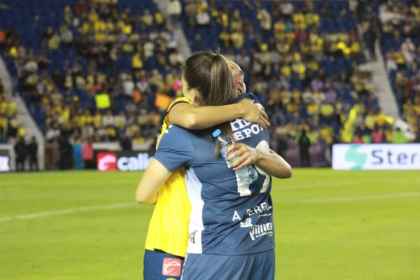Andrea Pereira saluda a sus ex compañeras tras ganar la final (Luz Coello/ Infobae)