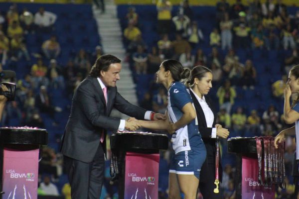 Mikel Arriola en la ceremonia de premiación (Luz Coello/ Infobae México)
