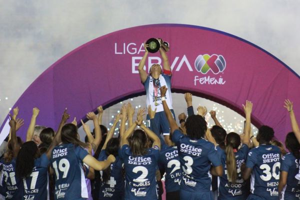 Pachuca alza su primer título