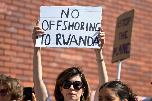 Manifestantes frente al Aeropuerto de Gatwick en Londres protestan contra una deportación planificada de solicitantes de asilo del Reino Unido a Ruanda en 2022. Fotógrafo: Toby Melville/Reuters