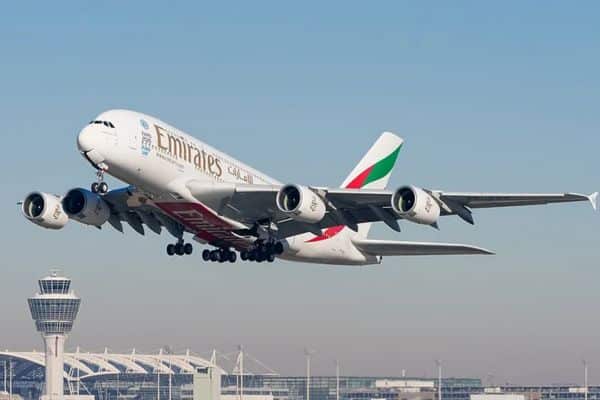 La aerolínea Emirates, con sede en Dubái, dijo que no había hecho cambios en sus operaciones