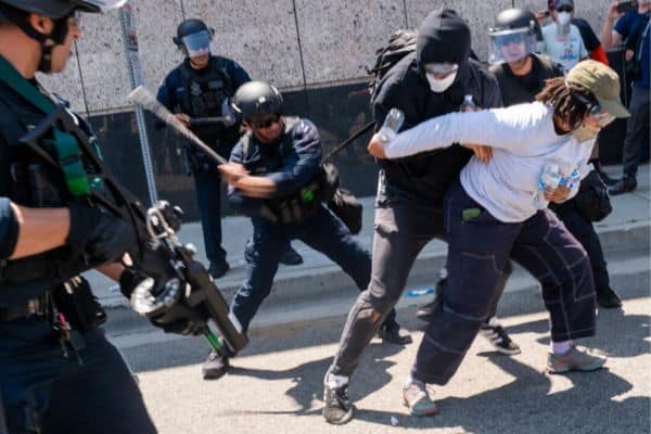 Las protestas por inmigración en Los Ángeles gradualmente se tornaron violentas
