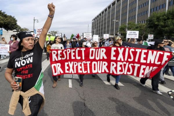 Estallan protestas de inmigrantes en Los Ángeles contra la nueva política de Trump