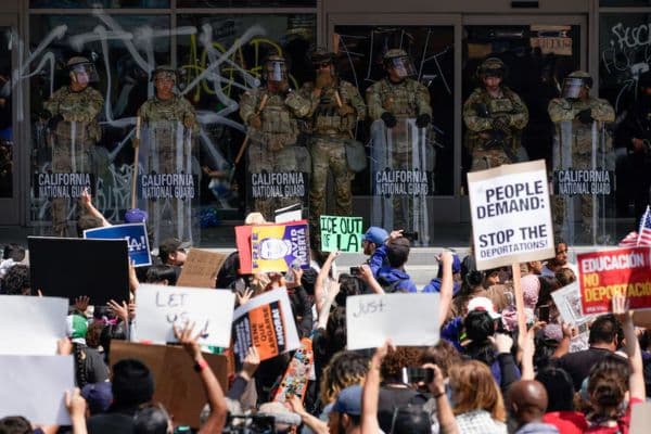 Las protestas contra las redadas migratorias en EE.UU. también estallaron en otras ciudades.