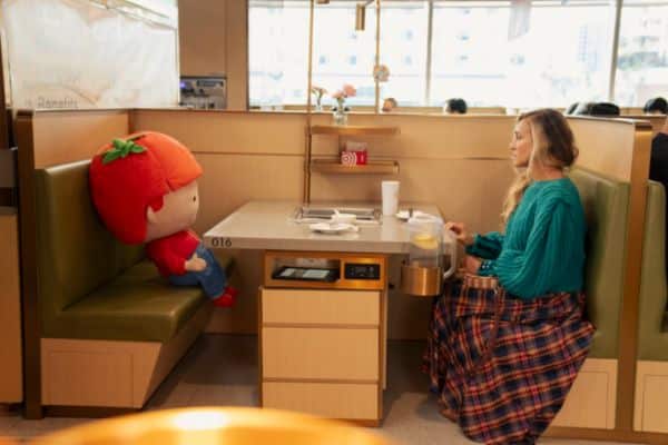 Carrie Bradshaw y Tommy Tomato en una escena solitaria