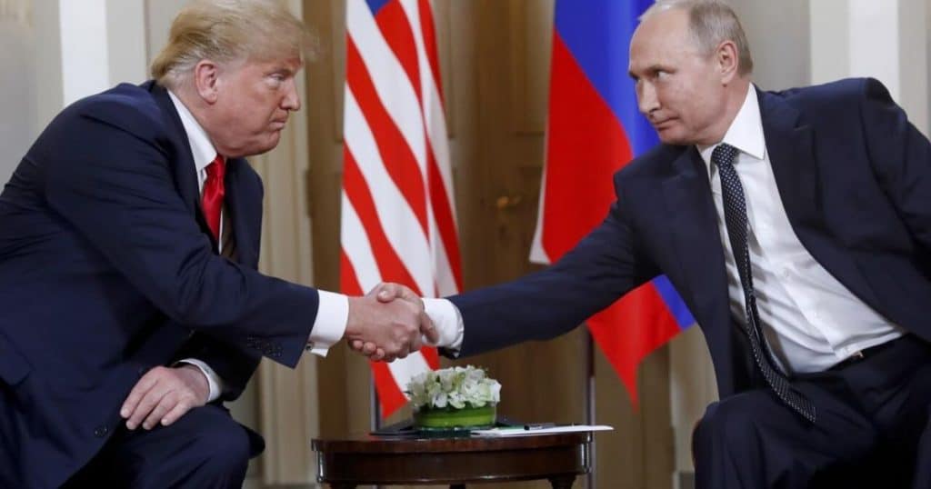 Trump y Putin discuten salida diplomática para Ucrania