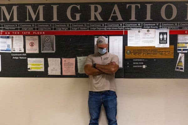 Representación visual de las sanciones a abogados de inmigración durante litigios migratorios en Estados Unidos impulsados por el DOJ.
