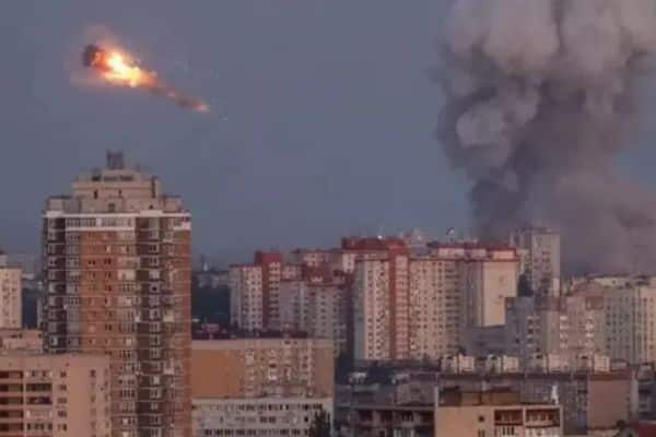 Edificio gubernamental dañado tras los ataques de Rusia en Ucrania