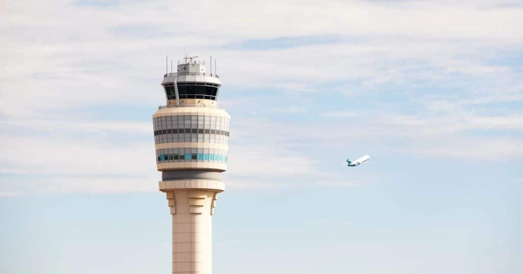 Cierre de gobierno EE. UU. reduce 10% de vuelos